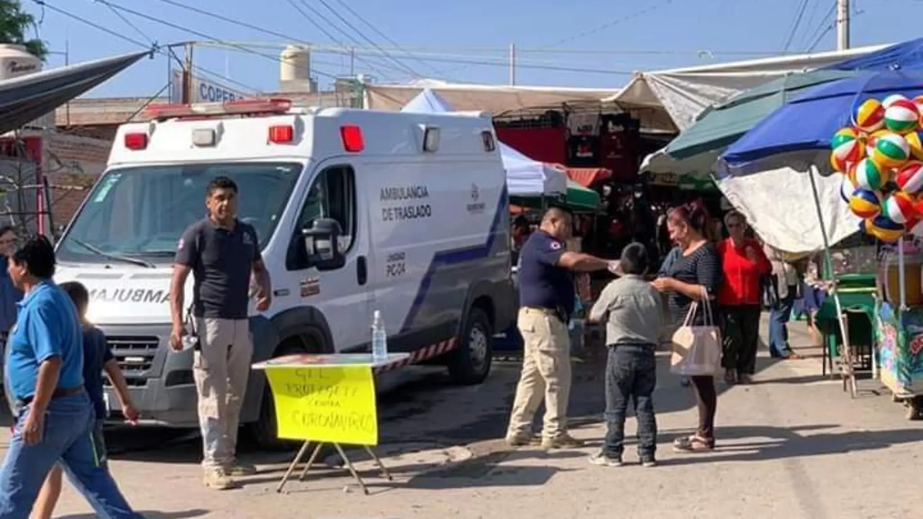 En tianguis dominical implementaron medida sanitaria.  Foto Cortesía  Gobierno Pedro Escobedo.